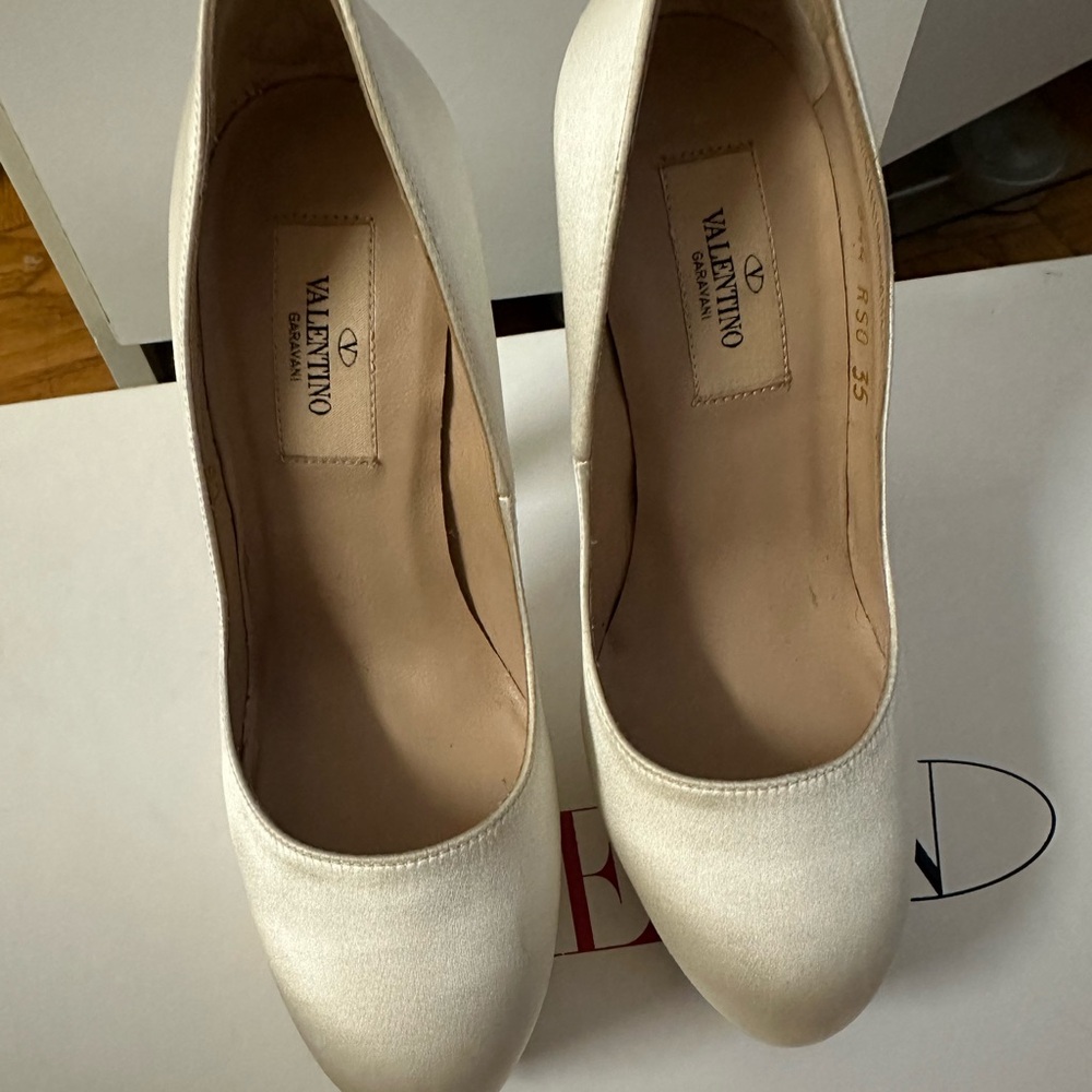 Valentino 35 Satin White Pumps Platform White Christmas Holidays Wedding
